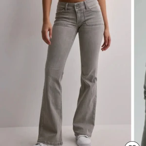 Grå Lågmidjade jeans från nelly  - Snygga jeans från nelly som är slutsålt. Använd bara få gånger. Säljer eftersom de är för långa på mig💕