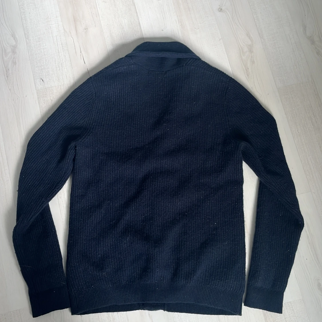 Mörkblå stickad kofta med sjalkrage - 3