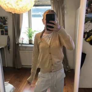 Beige kofta från Monki med snygga knappar - Superfin beige kofta från Mümph v-ringning och coola silverfärgade knappar.