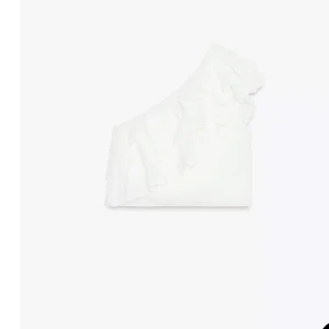 Vit oneshoulder topp med volang - Superfin vit oneshoulder topp med volangdetaljer längs halsringningen. Väldigt snygg på! Pris kan diskuteras, aldrig använd❤️