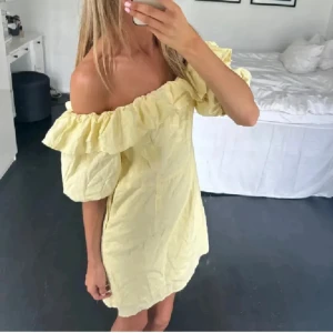 Gul offshoulder kortklänning med volang ifrån hm  - Säljer denna trendiga klänning ifrån hm , jätte bra skick 