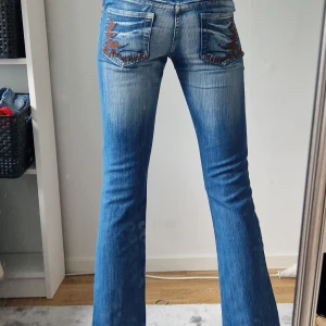 Sååå snygga bootcut jeans OANVÄNDA  - Säljer ett par asså så snygga bottcut/lowwaist jeans. Storlek: W24. Helt oanvända. Köpta utomlands. Nypris: 1300 Mitt pris: 750💕