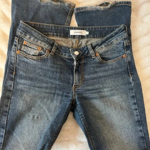 Bootcut jeans med låg midja - Snygga jeans ifrån junkyard, nypris:600kr, lägre pris pga slitningarna där nere, utöver det är de i nyskick