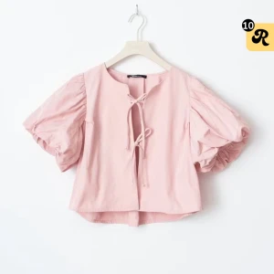 Ljusrosa blus med puffärm från gina - Supersöt ljusrosa blus med korta puffärmar och två knyt framtill. Använd extremt lite, i strlk S, från gina tricot. Köpt för 499, säljer för 199+frakt.