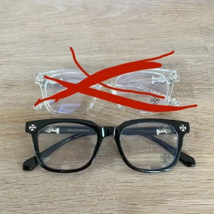 Chrome hearts glasögon  - Säljer dessa ritkgit snygga chrome hearts glasögon i svart och genomskinligt, har en annan annons uppe med box och sånt med men denna är bara för glasögon, bara höra av sig vid funderingar