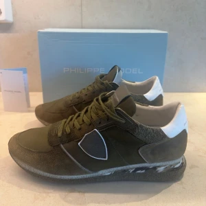 Philippe Model trainers - Hej, säljer nu dessa Philippe Models då jag är sugen på nytt! | skick 7,5/10 | Storlek 45 passar fler | Medföljer: Box och kort | Pris: 1399:- Retail: +3000:- | för fler frågor eller funderingar skicka pm! Med vänlig hälsning, Näsets Resell