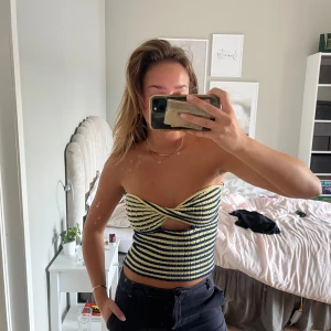 Randig bandeau tubtopp i blått och gult - Säljer denna topp perfekt till sommaren då den inte riktigt används💛