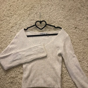 Stickad Weekdaytröja - Mjuk och skön med v ringning! Jättefin i ärmarna💓