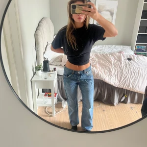Levis 501 blå jeans straight fit - Säljer mina älskade Levis 501 jeans så jag tyvärr tröttnat på de, köpte second hand i Kenya. För referens är jag 1,67. Skriv gärna för fler frågor eller bilder 💛💛