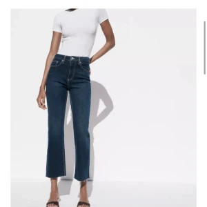 Mörkblå high waist jeans från Zara - Snygga mörkblå jeans från Zara, jeansen har klassiska fickor både fram och bak. Modellen är croppad och har en stilren, enkel look som passar till allt. Materialet är jeans med stretch.