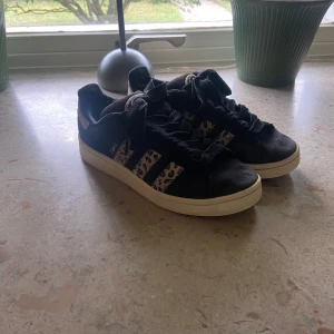 Adidas Campus sneakers med leopardmönster - Svarta Adidas Campus 00s limited edition❤️storlek 38 2/3 kan behövas byta sula kan skicka fler bilder om man kmr priv❤️ pris kan diskuteras ❤️❤️❤️