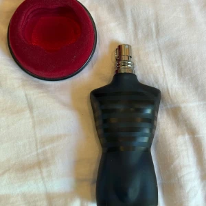 Ultra Male Jean Paul Gaultier - 2ml parfym prov - Ultra Male tar det klassiska Le Male-DNAt och vrider upp allt till max. Frisk päron i öppningen, nästan som ett elektriskt intro, möter kryddig kanel, vanilj och mörk amber. Det är varmt, kaxigt, och drar blickar. Den här doften bärs inte. Den förför.   🧬 Karaktär: Söt, kryddig, intensiv 💥 Perfekt för: Kvällar, dejt, utekväll, kallare väder 🍐 Doftprofil: Päron, kanel, vanilj, amber, lavendel 💧 Volym: 2 ml – ca 25–30 spray