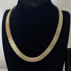 Bred guldfärgad kedja halsband - ROSTFRI STÅL!! Stilrent halsband med bred, platt kedja i guldfärg. Kedjan har en tät länkdesign som ger ett lyxigt och trendigt intryck. Perfekt för att lyfta vilken outfit som helst med en touch av guld. Ingen synlig logga eller märke.