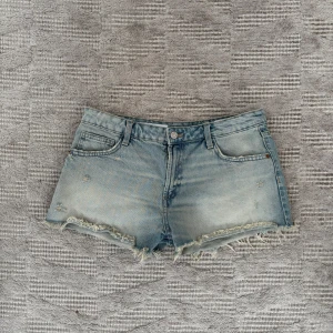 Lågmidjade jeansshorts  - Lågmidjade jeansshorts från Zara i bra skick. 