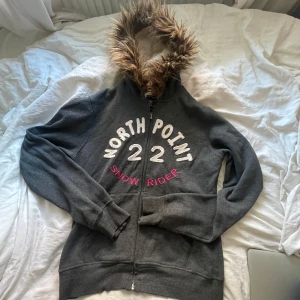 Zip up med päls! - En as cool zip up från BLCKBX som liknar arcombie & fitch hoodien! Säljer pga att den inte kommer till användning. Den är i bra skick och as kön inuti pluss utanpå !💓