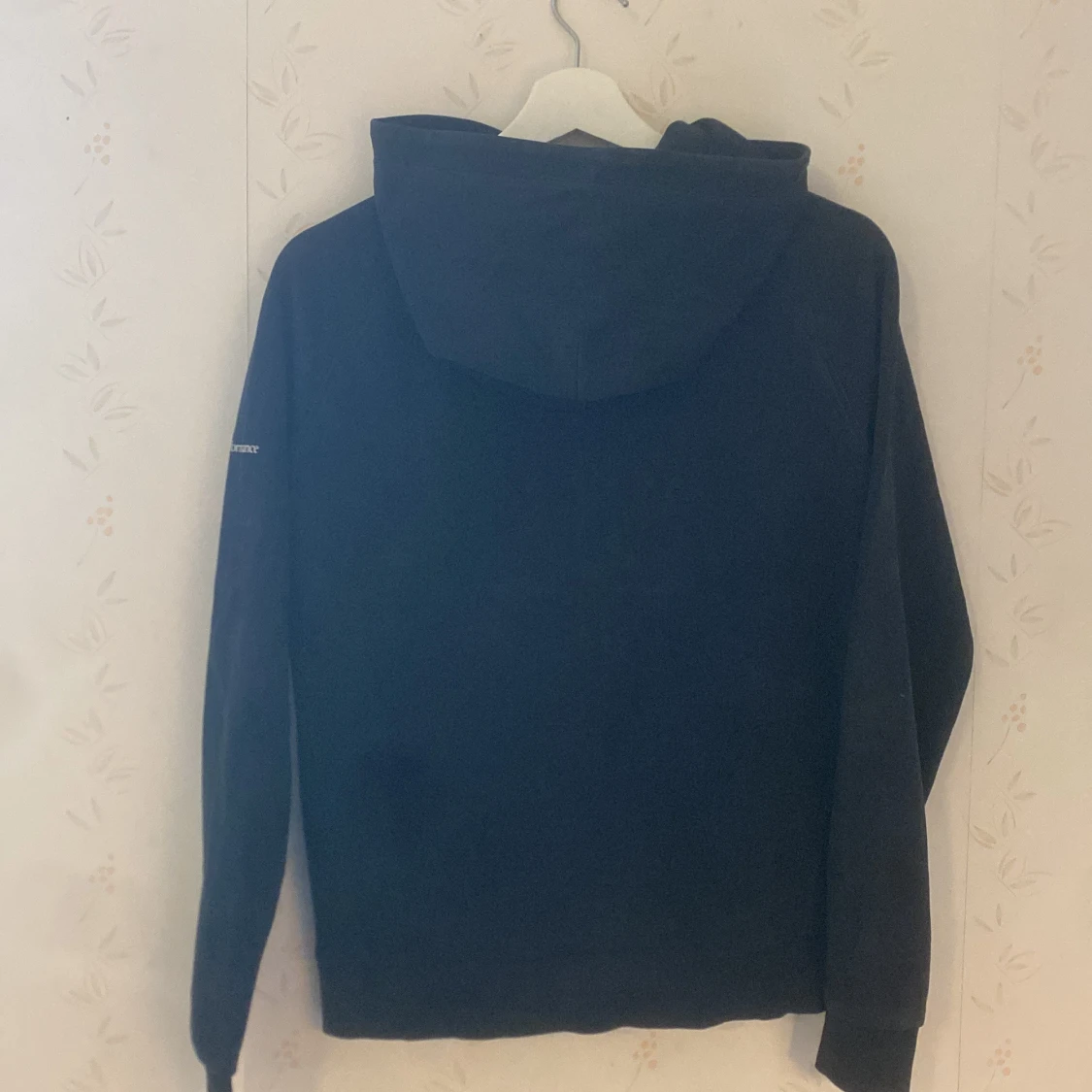 Svart hoodie från Peak Performance junior - 1