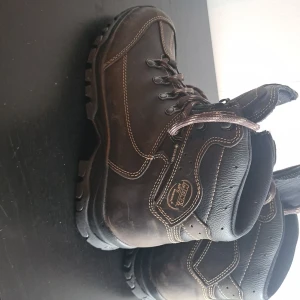 Bruna Meindl MFS Vakuum vandrarkängor i storlek 40 säljes - Robusta bruna kängor från Meindl, modell MFS Vakuum säljes.Tillverkade i slitstarkt skinn med kraftig gummisula och detaljerade kontrastsömmar. Goretex.Utrustade med snörning och vadderad plös för extra komfort. Perfekta för äventyr och uteliv. Är i gott skick,  använda enbart 1 gång.