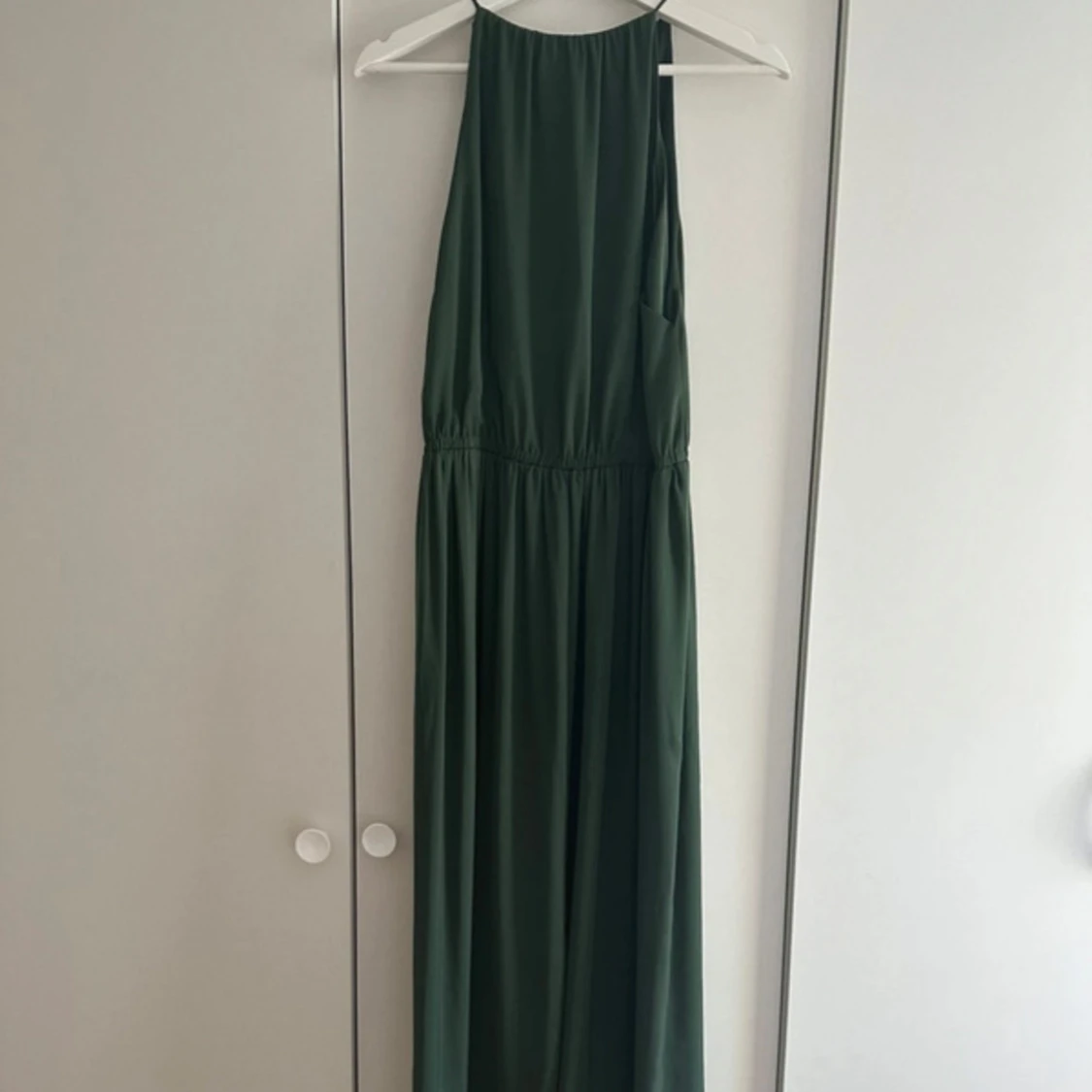 Mörkgrön långklänning med snörning - 1