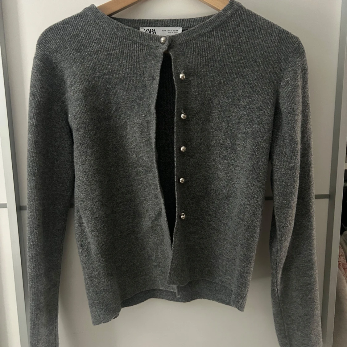 Grå kofta från Zara med pärlknappar