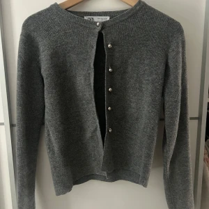 Grå kofta från Zara med pärlknappar - Mysig grå stickad kofta från Zara, köpt för två år sedan och har använts sparsamt🫶🏻 Den är mindre i storleken så skulle mer säga att den sitter som en S än en M😊