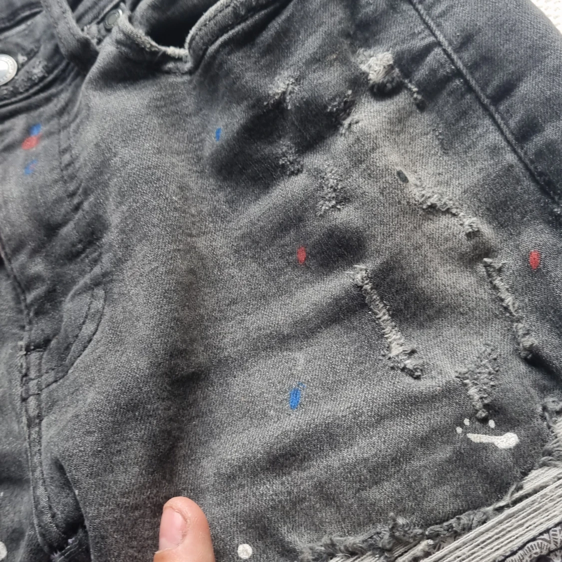 Svarta distressed jeans - 4