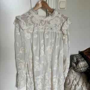 Vit klänning från by ic - Jättefin vit broderad spets klänning från by ic. Aldrig använd, perfekt till sommaren 