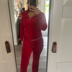 Rött juciy sett  - Säljer mitt juciy sett på grund av att de är för litet, relativt nytt och bra skick. Byxorna är xxs, men skulle säga att de funkar till xs och tröjan är xs!