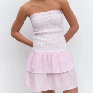 Tubklänning - Säljer en fin ljusrosa/vit tubklänning från gina tricot young. Är i storlek 146/152 som passar mig med XS. Har bara använt den en gång och den är i nyskick utan defekter. Nypris 349kr.