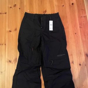 Iets frans cargos - Svarta Iets frans cargos. Storlek S. Helt nya, nypris 799 kr. Väldigt sköna men tyvärr något för korta för mig. Pris kan diskuteras. 