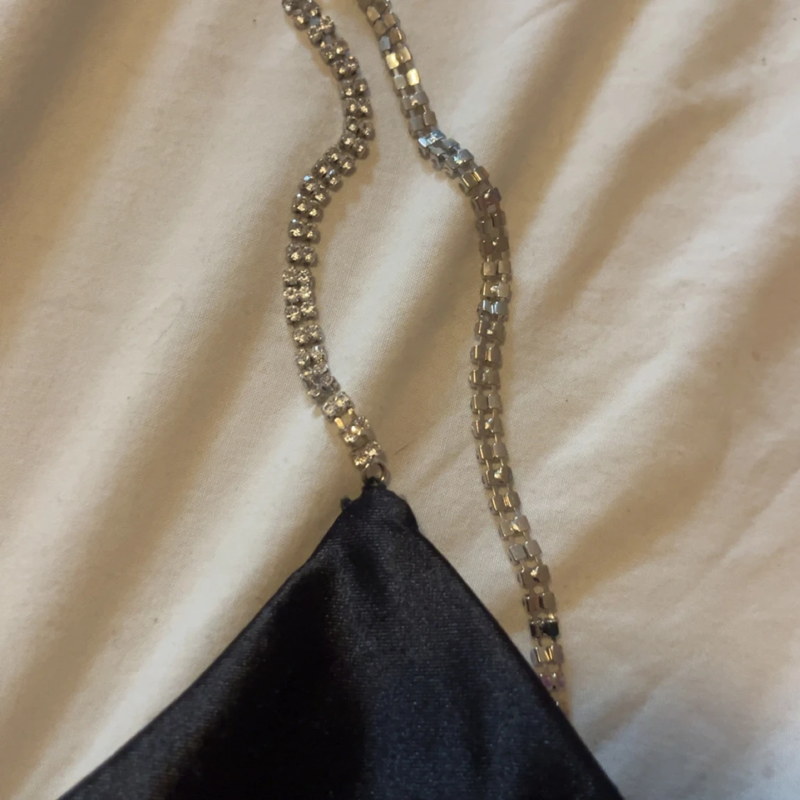 Svart satin klänning med strassband - 1