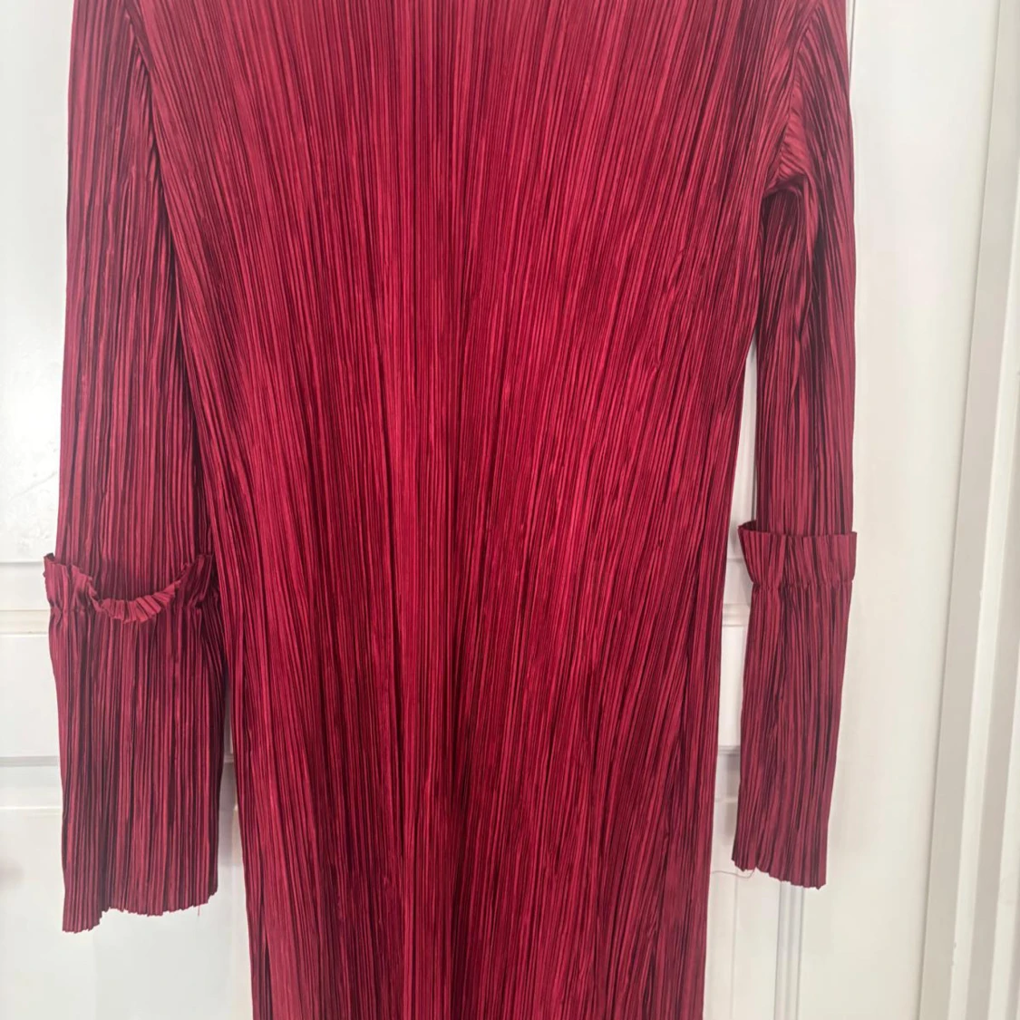 Plisserad vinröd långklänning - 3