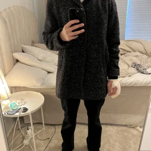 Acne rock från 2008 - Riktigt snygg Acne rock från 2008. Fint skick, sparsamt använd. Storlek M. Finns i Gamla Enskede eller fraktas.