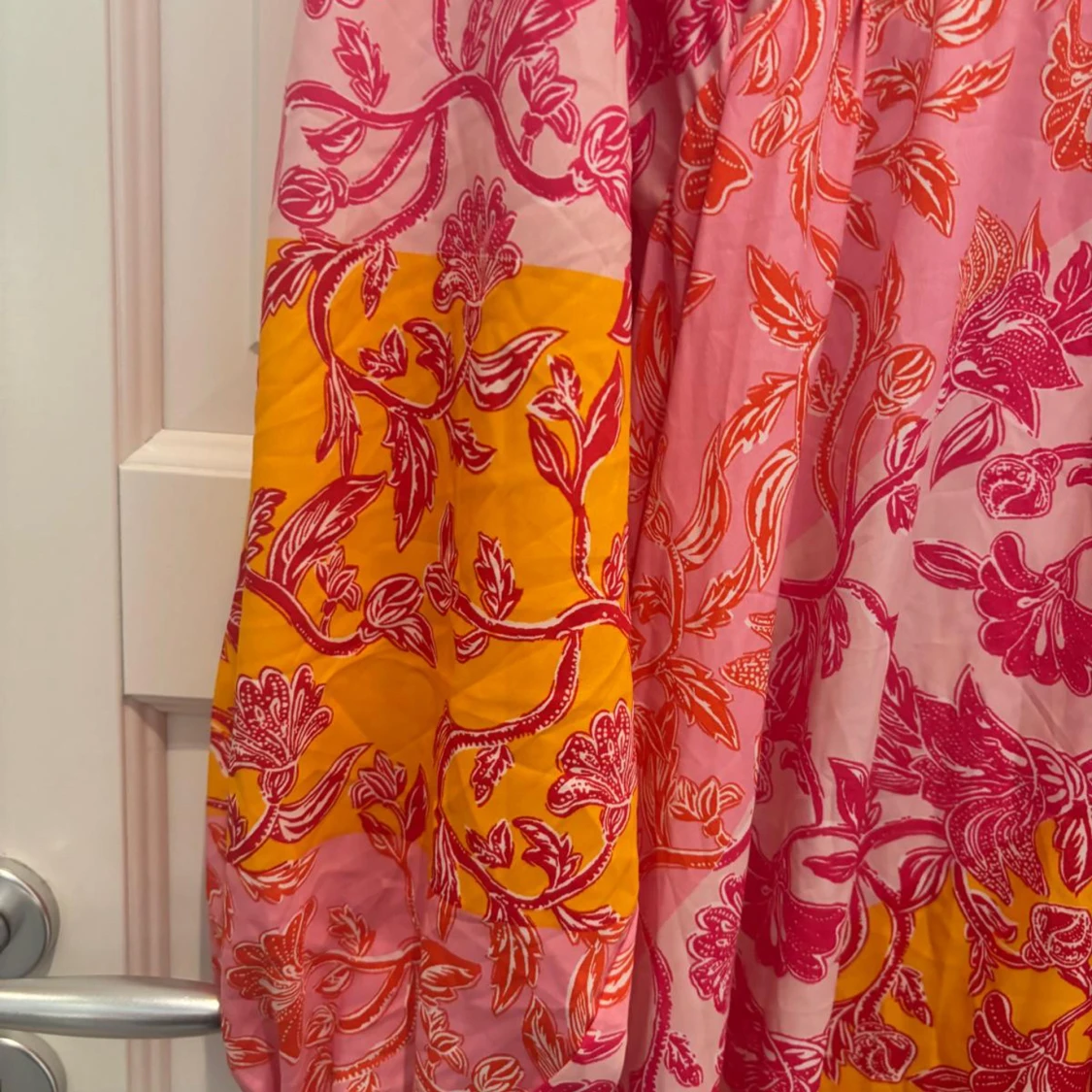 Färgstark långklänning med blommönster. 44/46 - 2