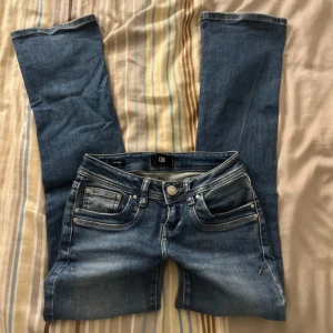 Ltb jeans - Säljer dessa lågmidjade bootcut jeans från märket ltb. Modell: Valarie  Storlek: 24/30