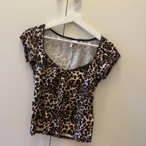 Romance Shape Top - Leo - Romance Shape Top i leopardmönster Använd fåtalet gånger Inte så stretchig i materialet enligt mig Normal i storlek Från Nelly.com