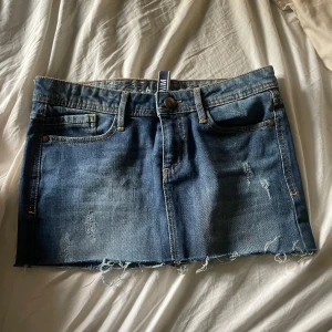 Blå jeanskjol från Esprit - Så snygg blå jeanskjol från Esprit. Säljer då jag har får många kjolar! 😇