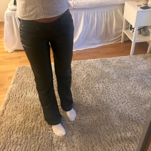 Lågmidjade skinnbyxor - Säljer dessa supersnygga skinnbyxor i storlek XS! Lågmidjade och raka i modellen. Superbra skick! 