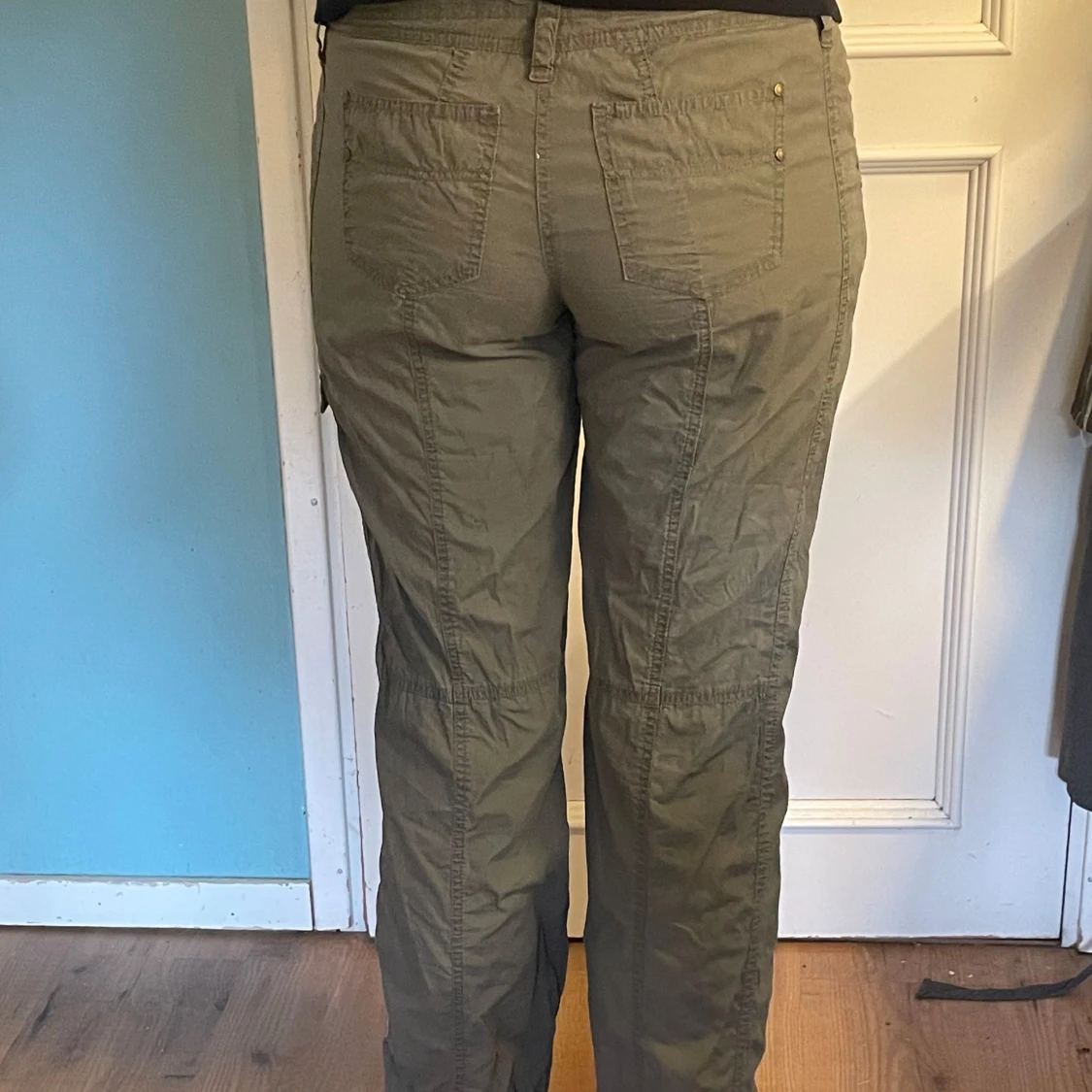 Olivgröna cargopants med broderi - 1