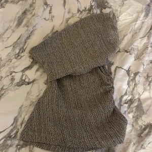 Gråsmockad blus/topp från zara  - Supersöt topp från Zara i smockat tyg med grå och svarta toner. Toppen har en figurnära passform och är ärmlös, perfekt för en trendig look. Materialet är stretchigt och bekvämt.💗
