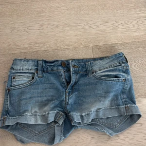 Blå jeansshorts från Mango Jeans - Snygga blå jeansshorts från Mango Jeans. Perfekta för varma dagar och enkel att matcha med allt. Stängs med knapp och dragkedja.
