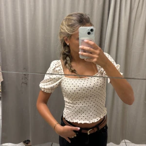 Vit prickig blus med puffärm - Supersöt vit blus med svarta prickar och smockad🌸