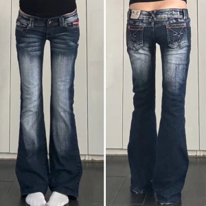Crazy age lågmidjade bootcutjeans  - Sååå snygga jeans från crazy age. Med en snygg wash och massa fina detaljer. I mycket bra skick. Jeansen ska ha en annan wash längst ner på benen, dock har de blivit lite skavda vid hälarna. Men detta är verkligen ingenting man tänker på!   Storlek: 40 (skulle säga M)  Midjemått ~ ca 40cm (mätt platt) innerbe ~ ca 83cm (mätt platt)   💗 Färger kan se lite annorlunda ut i verkligheten eftersom jag tar bilderna med mobilkamera  💗 Mått kan skilja sig +-1cm  💗 jag tar inte emot returer så kolla mått!