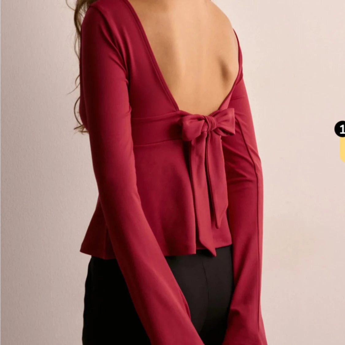 Röd långärmad topp med öppen rygg