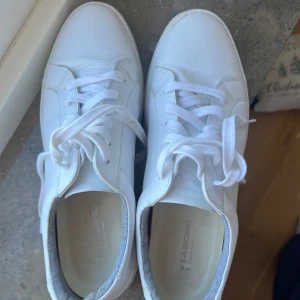 Vita sneakers från Vagabond - Vita sneakers från vagabond i läder.