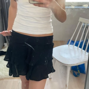 Svart volangkjol - Snygg svart kortkjol med volanger, perfekt inför sommaren💕💕