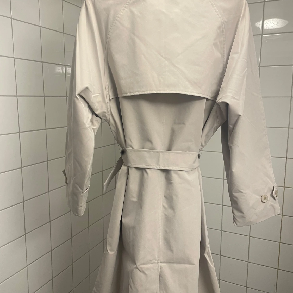 Beige trenchcoat med knytbälte - 1