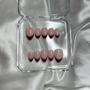 Red French Short Almond - Mått: 15-11-12-11-9 (MM) Handgjorda lösnaglar av högsta kvalitet!✨Vid rätt applicering & borttagning kan man använda dem flera gånger! Du får med prepkit & instruktioner💕