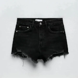 Svarta shorts Zara  - Svarta jeansshorts från Zara. Skriv vid frågor eller fler bilder 💞