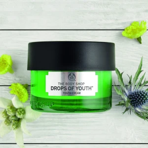 The Body Shop Drops of Youth Cream - Helt oöppnad och oandvänd ansiktskräm från The Body Shop i en grön burk med svart lock. Innehåller naturliga ingredienser som hjälper till att förnya hudens yta. Säljer då det var en present men kommer inte använda. Nypriset var ca 300kr och det innehåller 50ml🫧🌷
