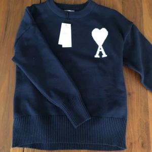Ami sweatshirt - Mörkblå tröja från Ami. Extremt skön och oanvänd. Hör av er för fler bilder! Storlek S